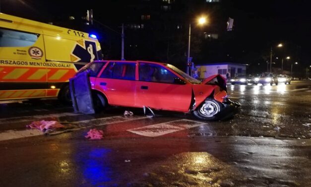 Csúszós utak miatt belerohant a menetrend szerinti buszba egy autós Újpalotán
