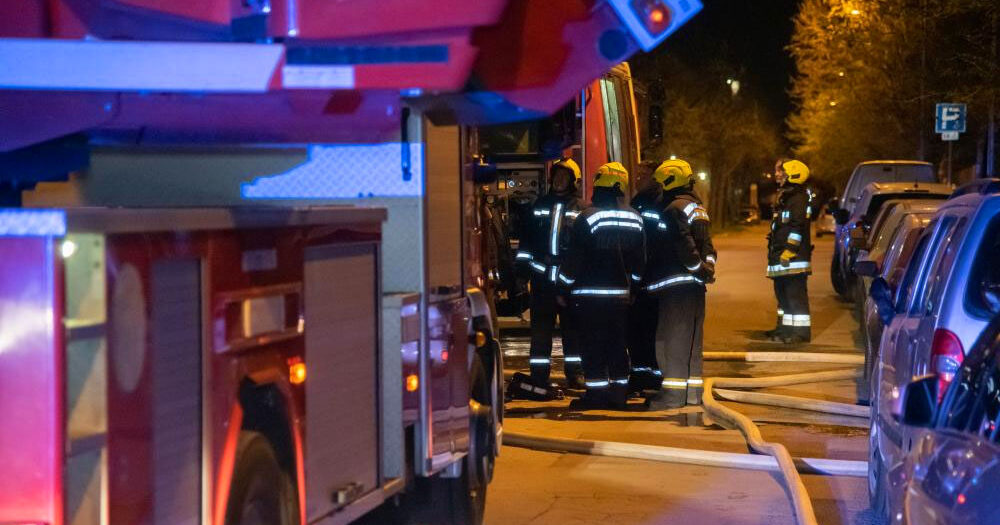 Kigyulladt egy óbudai panellakás hálószobája, a tűzoltók egy holttestet találtak a helyszínen