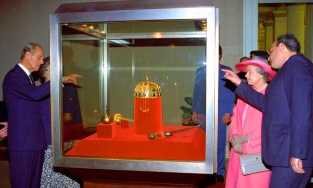 A magyar koronát is alaposan megnézte Budapesten II. Erzsébet királynő és a pénteken elhunyt Fülöp herceg