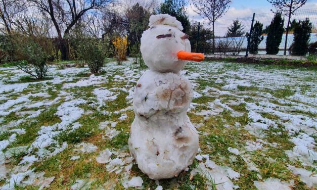 Áprilisi hóemberek Budapest környékén, Németh Lajos meteorológus is meglepődött amikor kiment ma reggel a kertbe