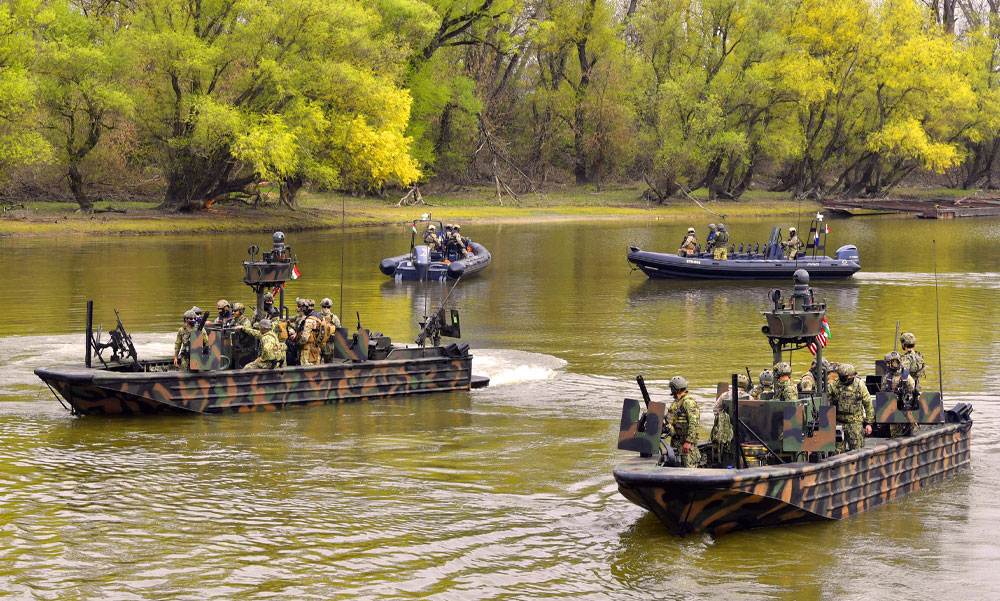 Felfegyverkezett, különleges vízi járműveket, amerikai zászlós hajókat kaptak lencsevégre a Dunán, Budapest környékén