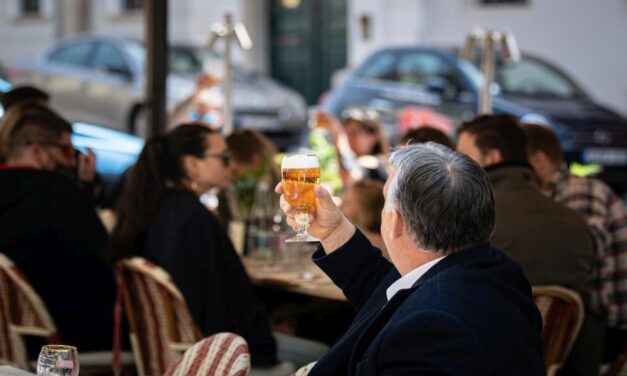 „Szabad a sör” – Orbán Viktor is kiült a teraszra egy sörre