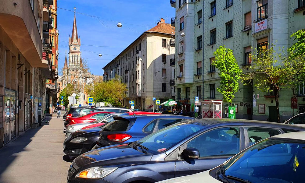 „Drága jó emberek, ne verjétek a parkolóőröket!” – kéri a ferencvárosi polgármester, miután kiderült egyiküket megtámadták