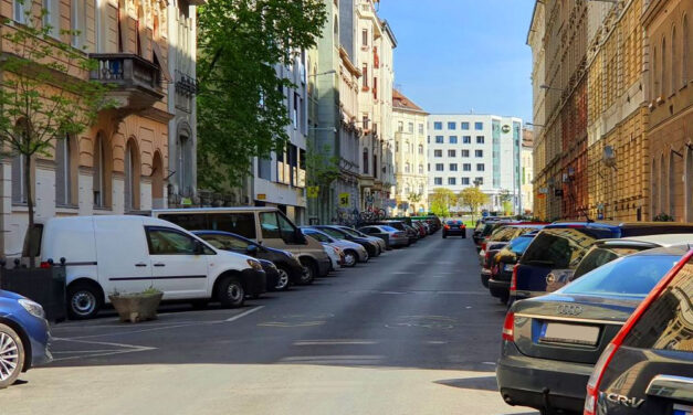 Kormányinfó: Vasárnap éjféltől megszűnik az ingyenes parkolás, Magyarország kiszáll a brüsszeli vakcinabeszerzésből