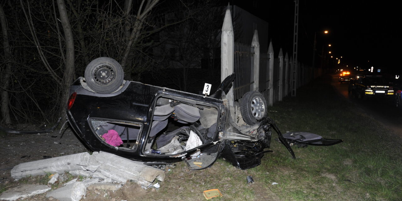 Részegen rohant kerítésbe egy autós Piliscsabán – Utasa a helyszínen meghalt, a sofőr meg akart lépni