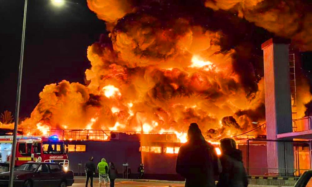 Kigyulladt a Spar Szentendrén, óriási lángokkal égett a szupermarket a HÉV-állomásnál, veszélyben volt a közeli benzinkút is