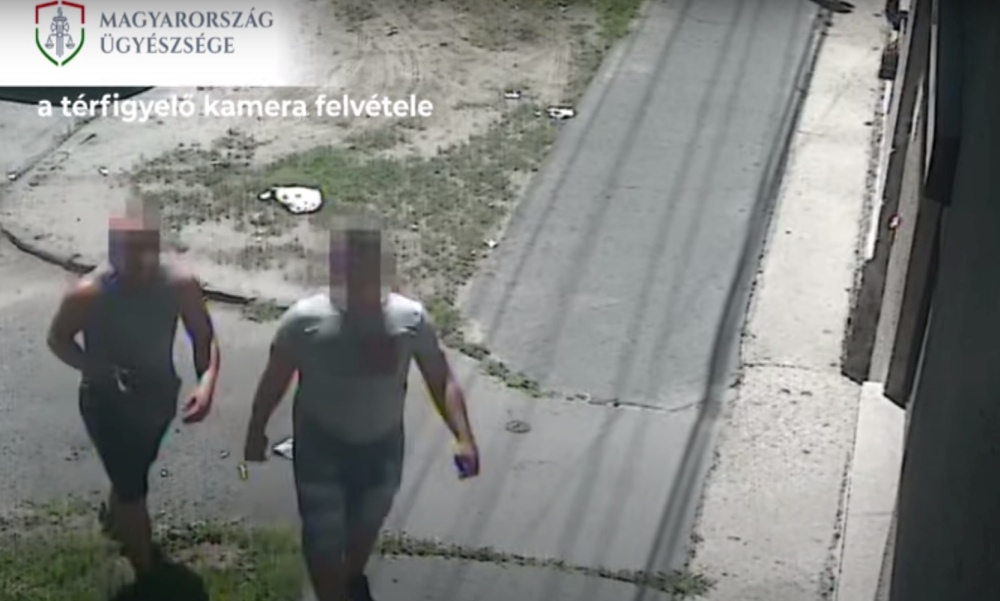 Videón, ahogy kitépik az aranyláncot egy férjével sétáló idős nő nyakából a kigyúrt bűnözők