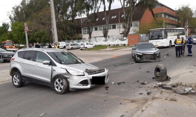 Háromtagú család autója csapódott neki egy villanyoszlopnak a Budafoki úton