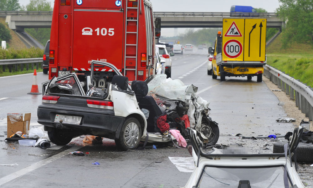 Halálos baleset az M5-ösön: közutas autóba csapódott egy személyautó, egy ember meghalt, hárman megsérültek