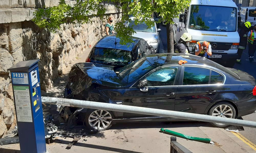 Rosszul lett egy BMW sofőrje a Margit híd közelében, a Budakeszi úton pedig egy Golf döntött ki egy oszlopot