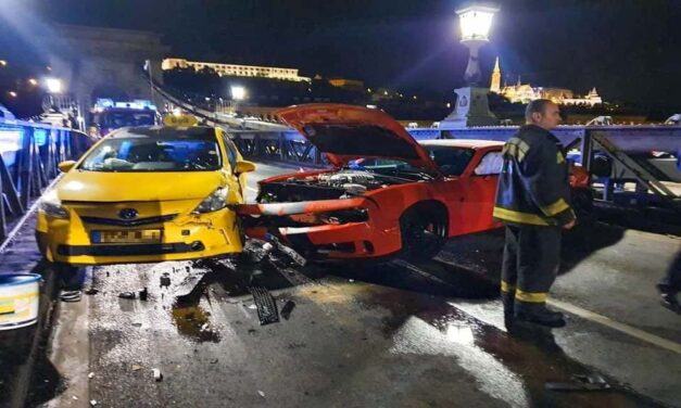 Taxival és egy másik autóval is ütközött egy Dodge ma éjjel a Lánchídon