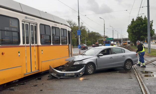 Villamossal ütközött egy autó Ferencvárosban, a jármű sofőrje a piros jelzés ellenére kanyarodott