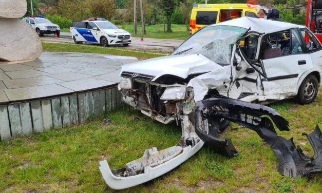 Kisbusz és egy személyautó karambolózott a 11-es főúton, egy pilismaróti férfi meghalt a balesetben