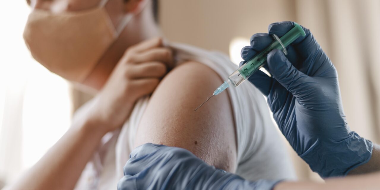 Nem várt mellékhatás jelentkezett a Pfizer vakcinával oltott gyerekeknél: itt vannak a tünetek, amikre nagyon kell figyelni