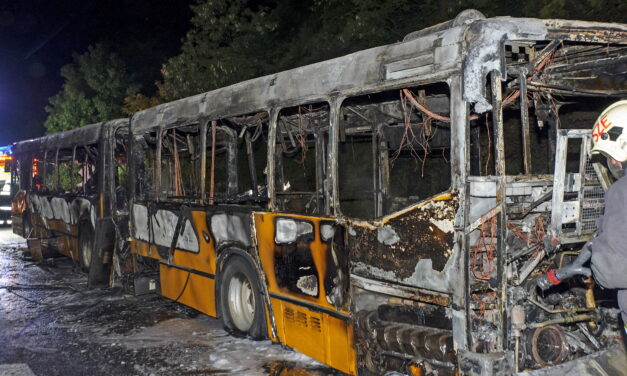 Sokkoló felvételek: teljesen kiégett egy busz az M7-esen, Érd közelében – Többen is utaztak rajta
