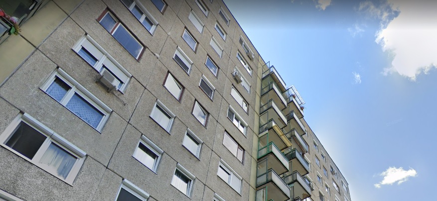 A tízemeletes ház tetőpárkányán ült egy férfi Kispesten, a rendőrök mentették meg az életét