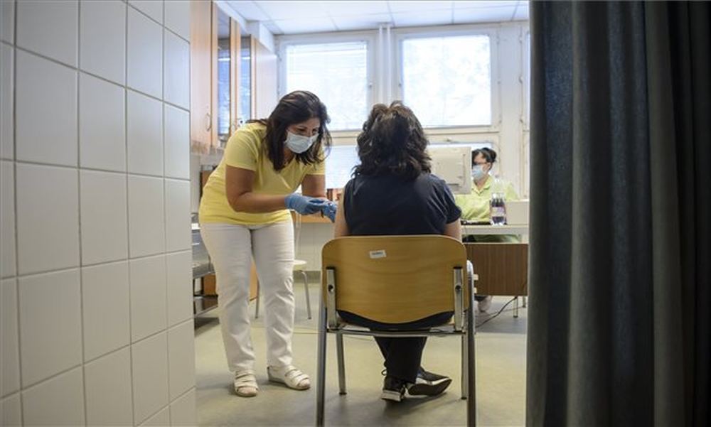 Az orvosi kamara azt kéri Kásler Miklóstól, hogy a háziorvosoknak ne kelljen oltaniuk és tesztelniük, valamint vizsgálja felül a betegek kötelező visszahívásáról szóló rendeletét a miniszter