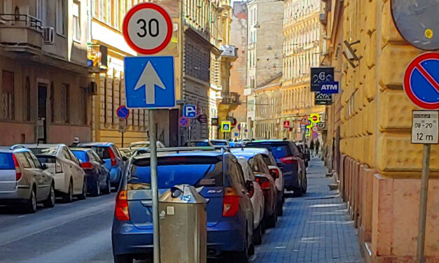 Megőrülnél, ha ez lenne Budapesten is: Minden parkolóhelyet megszüntetnek egy 20 ezer fős városrészben, ha kényelmetlen autózni, kevesebben használják a kocsit