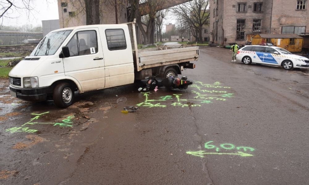Horrorbaleset Budapest közelében: egy motoros befordult egy teherautó alá – fotók