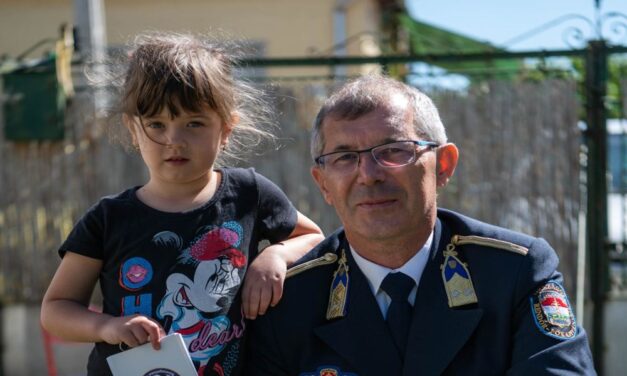 Ötévesen mentette meg édesanyja életét egy telefonhívással a kis Elena: a rendőrség most meglepte a kislányt