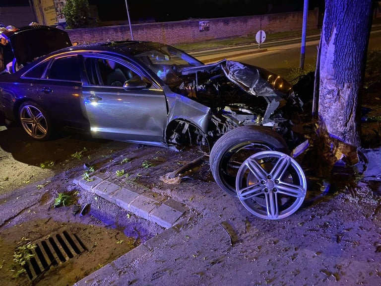 Brutális baleset: lassítás nélkül átszáguldott a körforgalmon, majd fának csapódott egy Audi Szigetszentmiklóson – fotók