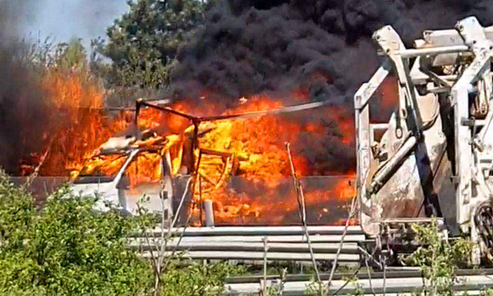 Óriási lángokkal ég egy teherautó az M7-esen Érdnél, robbanást hallottak a környéken élők