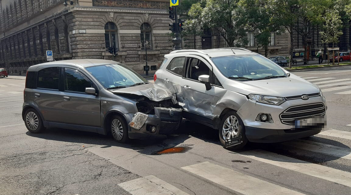 Ford és Fiat  rohant egymásba az Andrássy-Izabella utca kereszteződésben, egy ember megsérült – Fotók a helyszínről