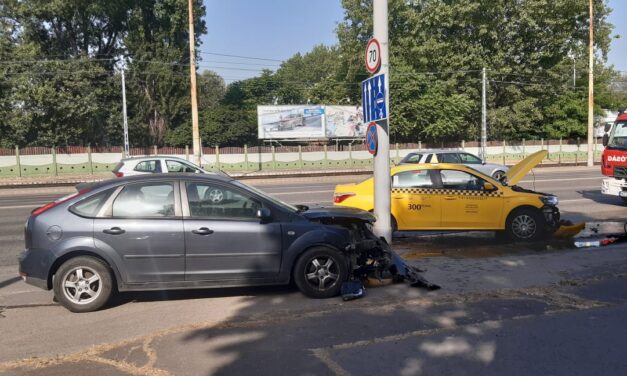 Egymásba rohantak, majd a járdára csapódtak, egyikük egy tűzcsapot is kidöntött: egy taxis és egy Ford karambolozott Budapesten – Fotók a helyszínről