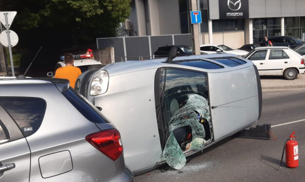 Oldalára borult egy Renault, a sofőr későn vette észre a gyalogost a zebrán