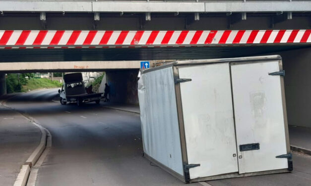 Letépte a teherautó rakterét a magasságorlátozó, nagy csattanással esett az útra