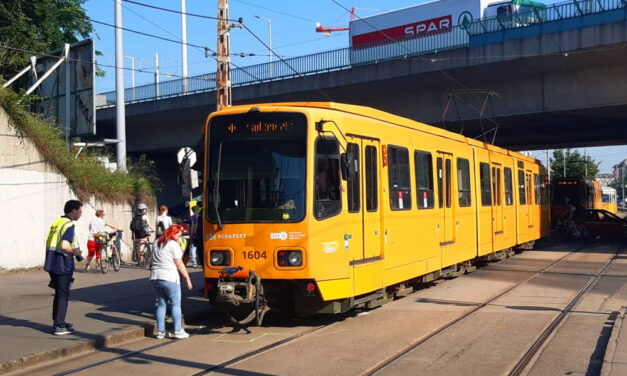 Gázolt a villamos, egymásba csapódtak az autók, két baleset történt egymástól 500 méterre