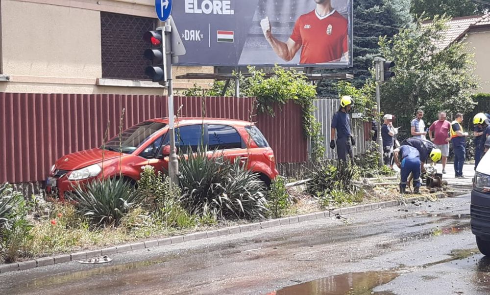 Letarolta a tűzcsapot egy Suzuki Budapesten: folyóvá változott a Csapó utca
