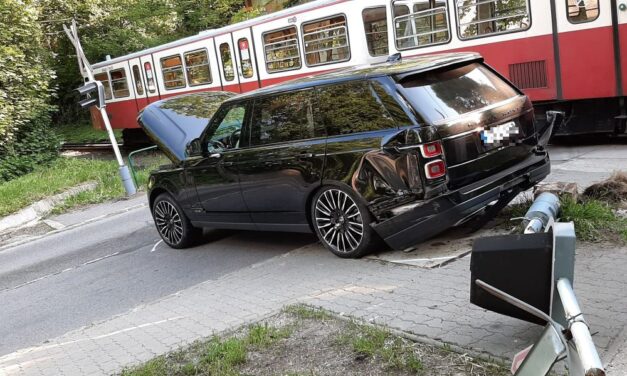 A fogaskerekűvel ütközött egy Range Rover