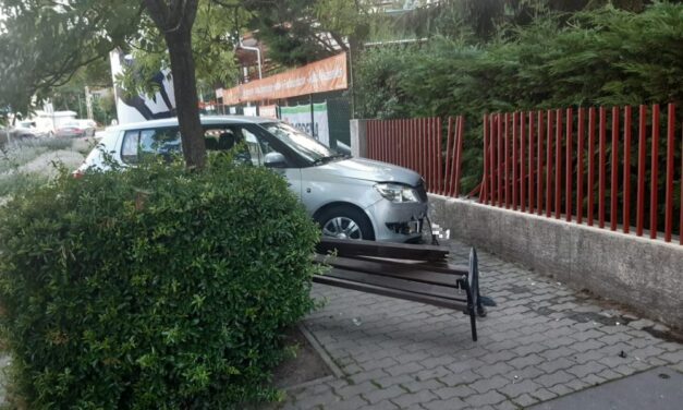 Szörnyű: Felhajtott a járdára egy Skoda és letarolta a padot, amin négy gyerek is ült – fotók
