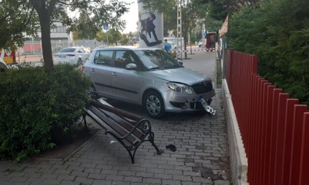 „Ha ez akkor történik, amikor itt már árnyék van, akkor itt olyan vértocsogás lett volna, hogy hihetetlen” – ezért vágódott ki a körforgalomból az idős nő és tarolt le egy padot, amin gyerekek ültek