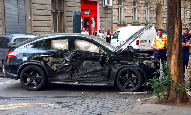 Kiválóan vizsgázott a 30 milliós Mercedes ütközésvédelme, a haja szála sem görbült az utasoknak, de mi lesz mindenki mással?