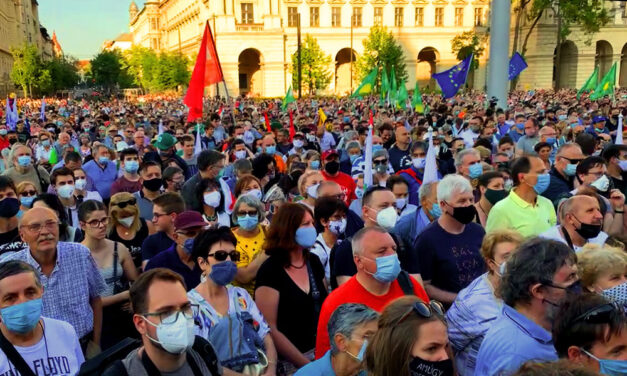 Karácsony Gergely: „A Fudan-ügy a Fidesz teljes erkölcsi öngyilkossága” – több ezren tüntettek a Kossuth téren