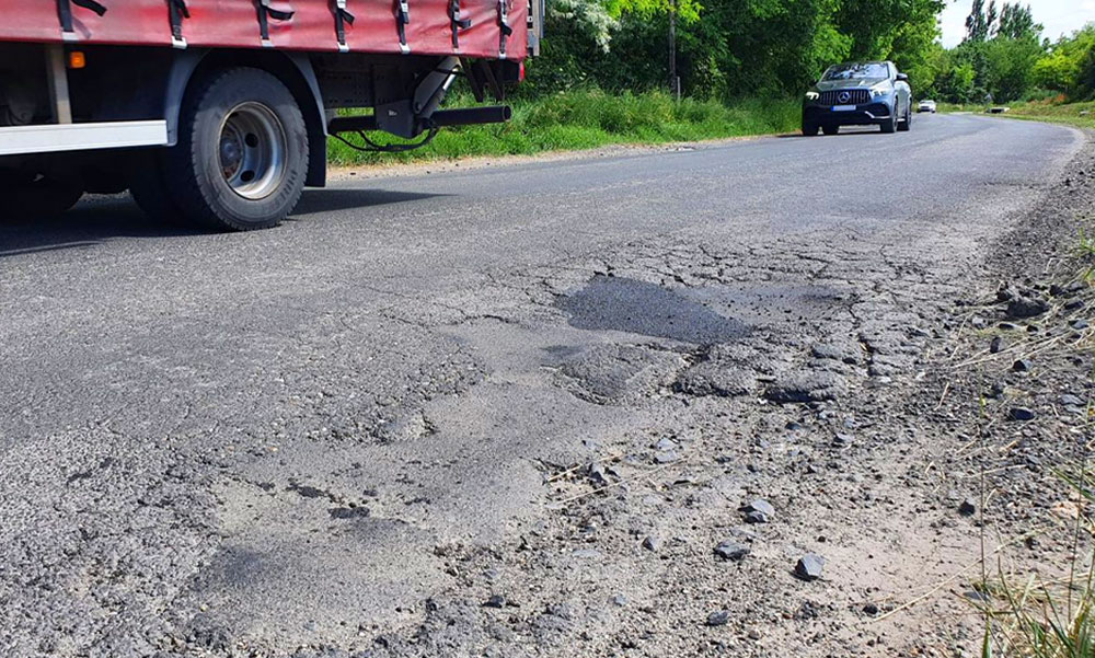 Útfelújítások helyett semmiről sem szóló reklámra tapsolják el a pénzt, közben életveszélyes utakon döcögünk Budapesten és környékén