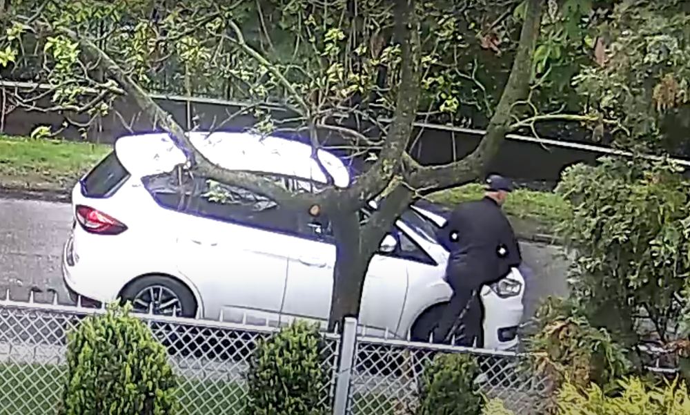 Betörte a kocsi ablakát, majd kilopta az anyósülésről a táskát egy cinkotai férfi – a rendőrség őt keresi