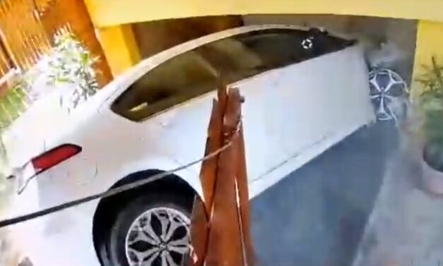 Beleremegett a ház: Családi ház garázsbeállójába repült egy autó Tárnokon – videó