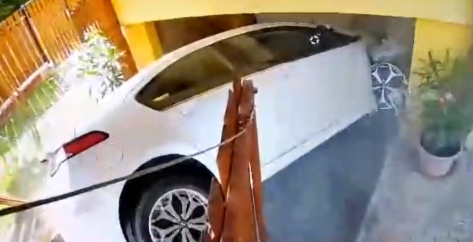 Beleremegett a ház: Családi ház garázsbeállójába repült egy autó Tárnokon – videó