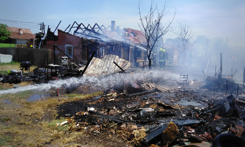 Robbanásveszélytől rettegtek Monoron, egyszerre három ház égett, 19 embernek kellett elhagynia az otthonát