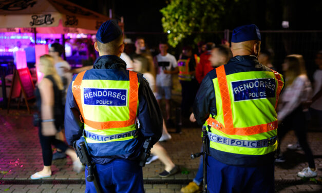 Óriási razzia Siófokon, ellepték a zsaruk a Petőfi sétányt, közel tucatnyi embert állítottak elő –  Volt aki ellen elfogatóparancs volt érvényben