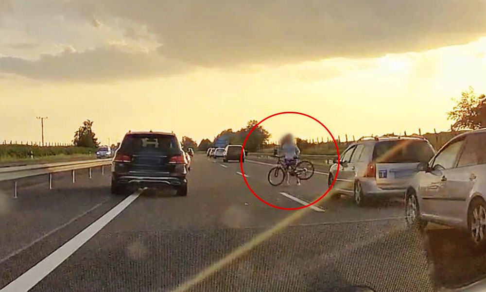 Satufék: lerepülő bicikli miatt állt meg a forgalom az M3-as autópályán