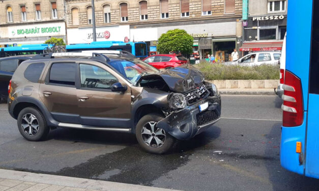 Egy epilepsziás férfi az autójával fékezés nélkül csapódott egy buszba a Keleti pályaudvarnál