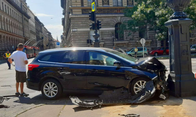 Baleset az Andrássy úton, a pénteki felhőszakadás miatt nem működtek a lámpák, baj lett belőle