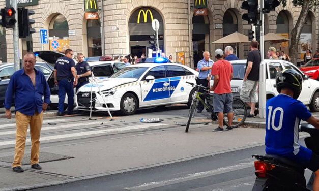 Szirénázó rendőrautó karambolózott a Nagykörúton, kitörött kerekek, megpördült autó és rengeteg bámészkodó van a helyszínen