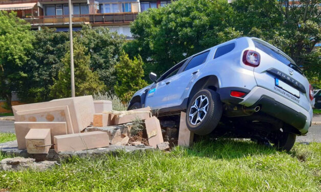Kőkereszt volt, most kőhalom: Rosszul lett a Dacia sofőrje és nekirongyolt a feszületnek, közben az Andrássy úton egy luxus BMW karambolózott