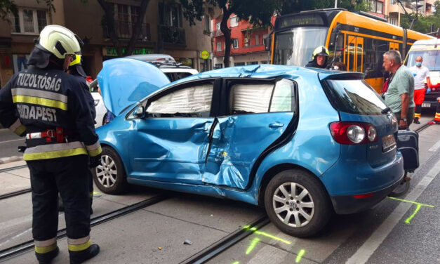 Oldalba trafálta az autót a villamos, a román sofőr meglepődött, hogy tényleg nem lehet balra kanyarodni ott, ahol azt tábla tiltja