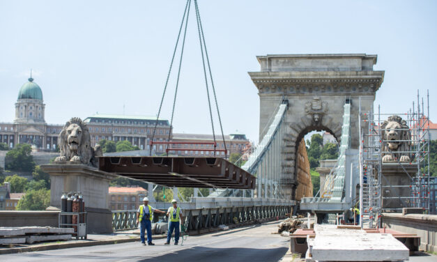 Óriásdaru a Lánchídnál – 8 tonnás elemeket szállítottak a felújítás alatt álló hídhoz